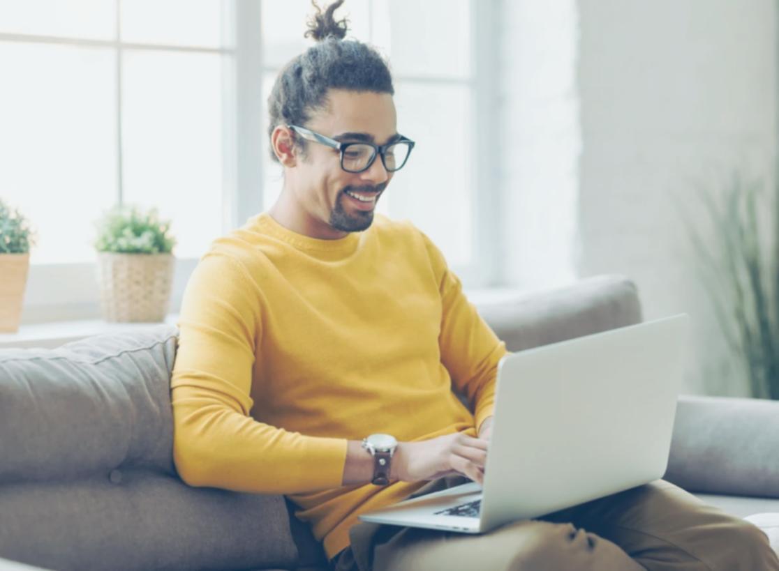 Zespół analizujący strategię finansową przy tablicy z wykresami