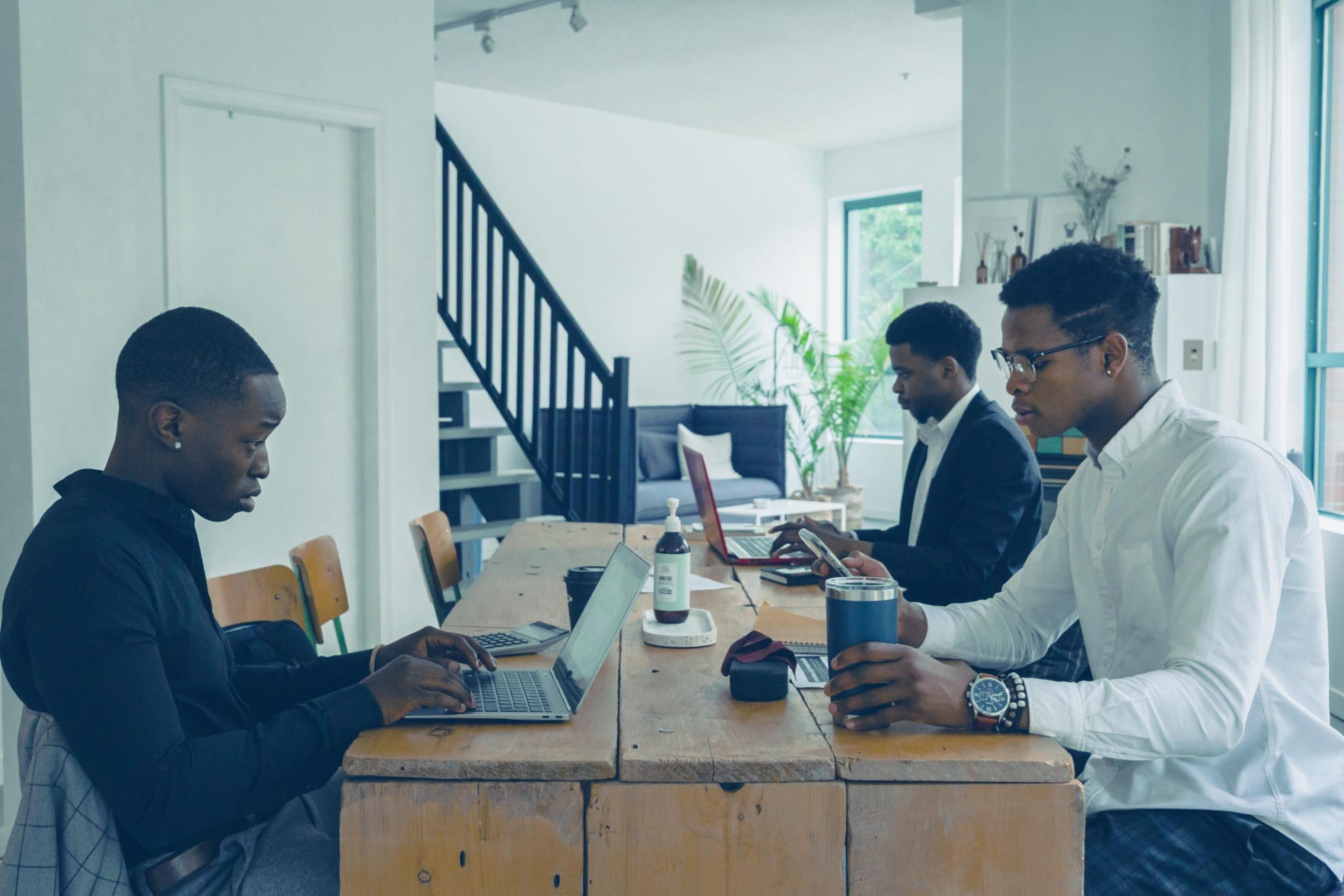 Prezentacja finansowa podczas spotkania inwestycyjnego w startupie